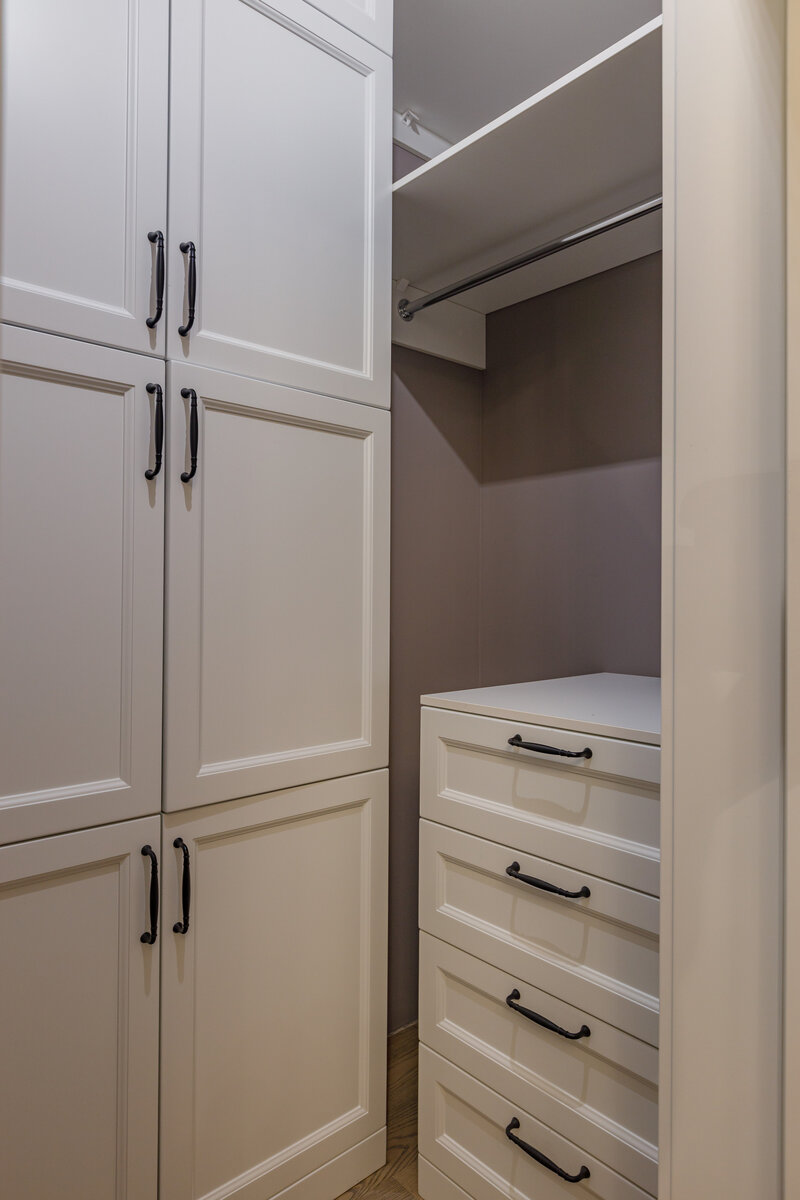 Функционально и очень красиво. Небольшую однушку перепланировали для нужд трех поколений семьи