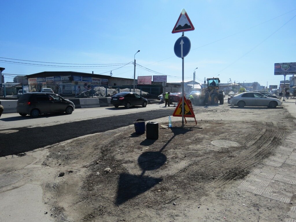 6 апреля в полдень в заранее вырезанные карты на месте ям и выбоин на улице Первомайской дорожники начали укладывать горячий асфальт.-1-3