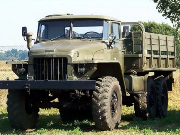 Урал - зверь машина! На 100 километров 100 литров бензина жрет!