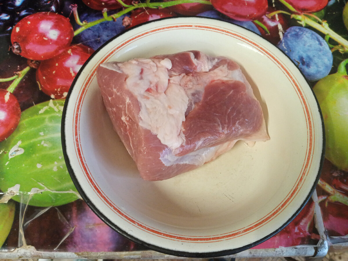 Кусок свинины.