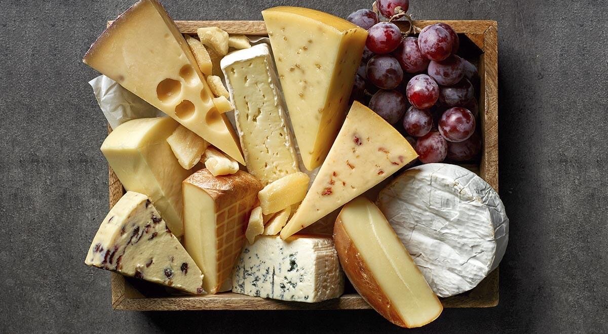 Существует огромное количество различных видов сыров – более 1500 видов! Все они отличаются по вкусу, текстуре, способу изготовления.