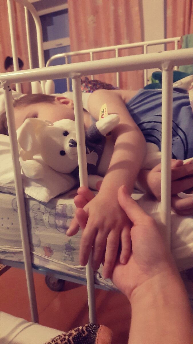 Ребёнка поддерживает в больнице наш волонтёр