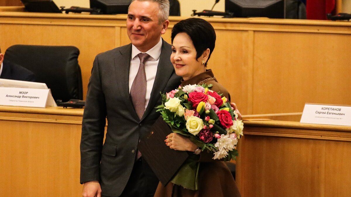     Глава нашего региона Александр Моор и губернатор Югры Наталья Комарова вальсировали в День России под песню «Россия — это мы» в Ханты-Мансийске.