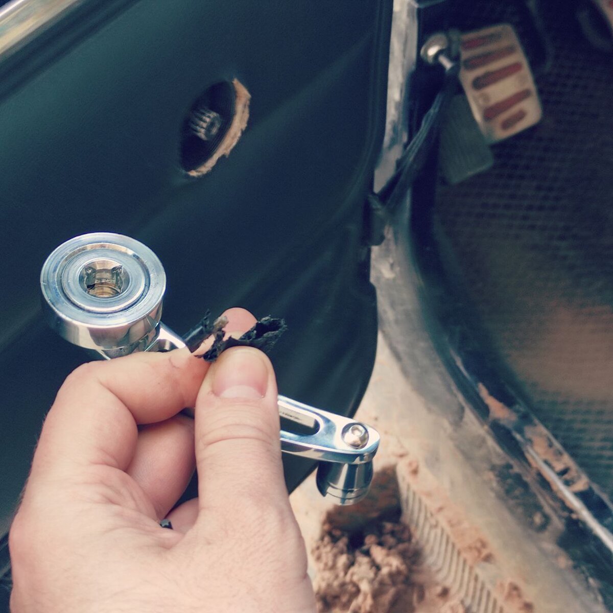 Заботливый кусочек изоленты. Синяя бы держала лучше.