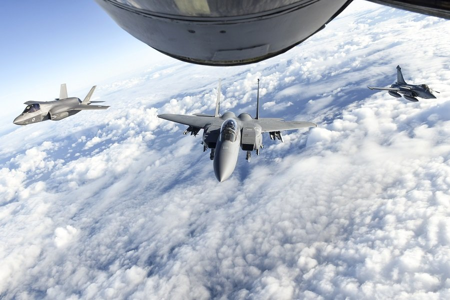 F-35 Lightning II Королевских ВВС, F-15E Strike Eagle ВВС США и Dassault Rafale ВВС Франции во время учений - Фото: Senior Airman Luke Milano/Zuma/TASS