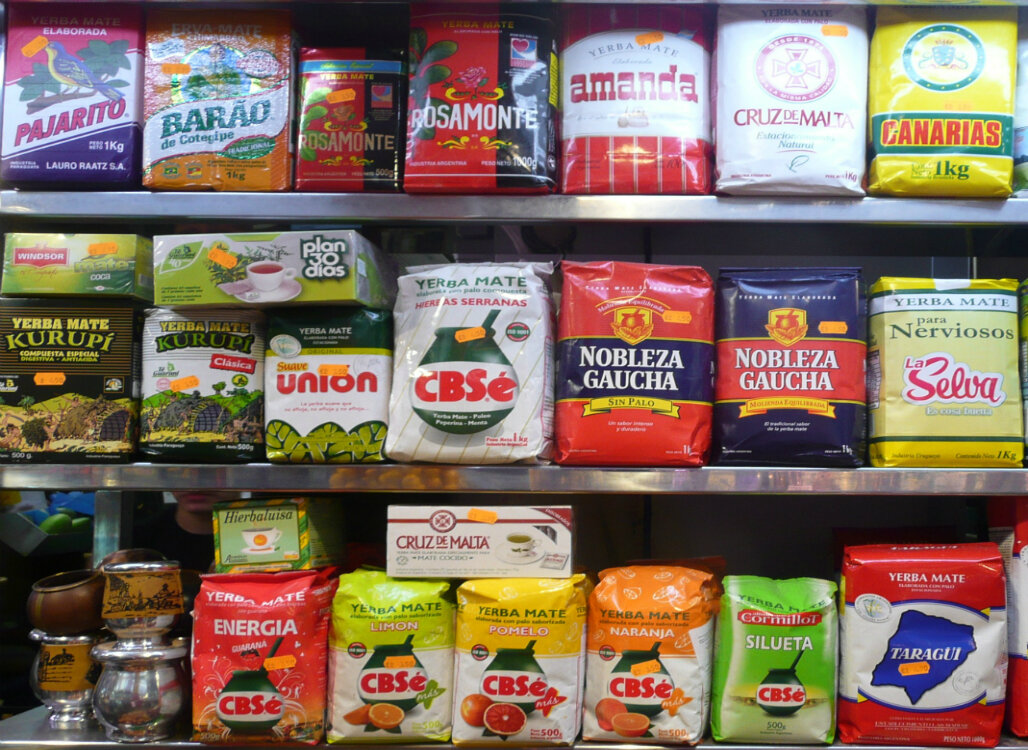 Полка в небольшом продуктовом супермаркете "у дома"