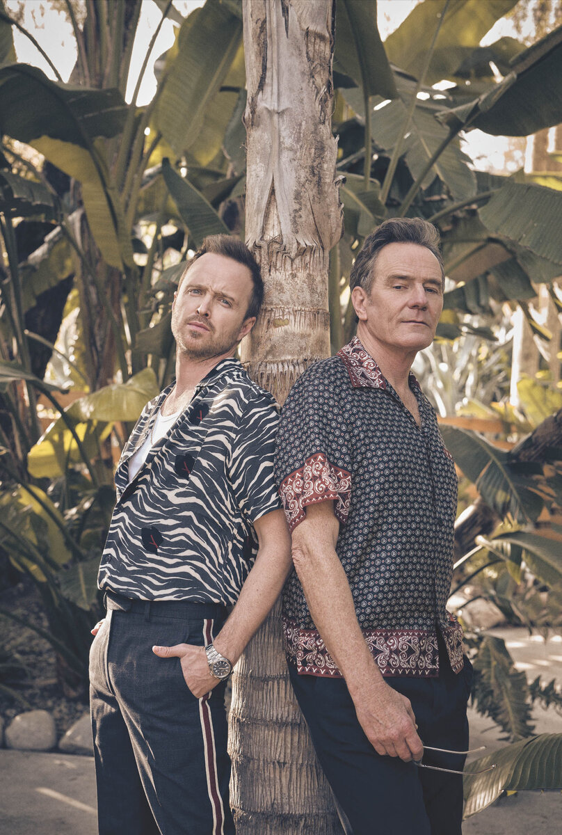 На Аароне: рубашка AllSaints; футболка и брюки Calvin Klein; цепочка David Yurman; часы Rolex (собственность актера).
На Брайане: рубашка Dolce & Gabbana; брюки Mango; солнцезащитные очки Oliver Peoples