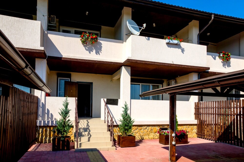 Фото с сайта Виллы WELCOM, вход в здание, номера отделены заборчиками.