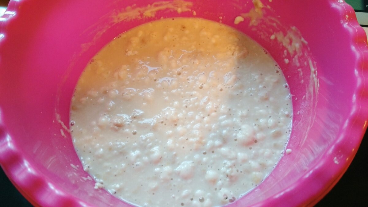 Смешиваем тёплую воду и молоко, сахар, дрожжи, 3 ложки муки. Как смесь запузыриться, можно работать дальше