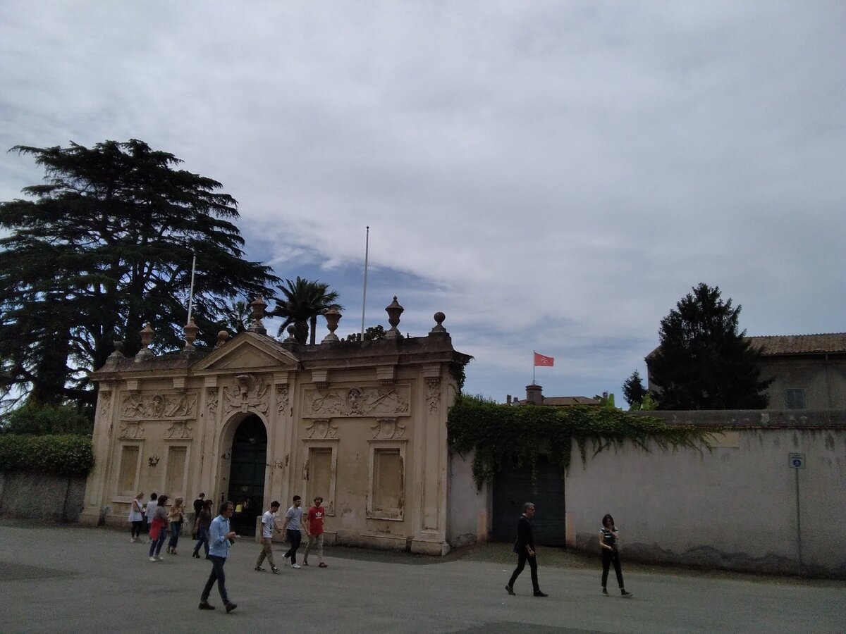 Площадь Рыцарей Мальтийского ордена на Авентине. Очередь туристов у замочной скважины, через которую видно три государства. Фото из личной коллекции