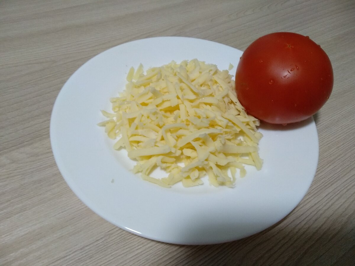 Помидорка и небольшое количество тёртого сыра