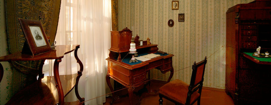 ( Комната Анны Григорьевны в петербургской квартире Достоевских)