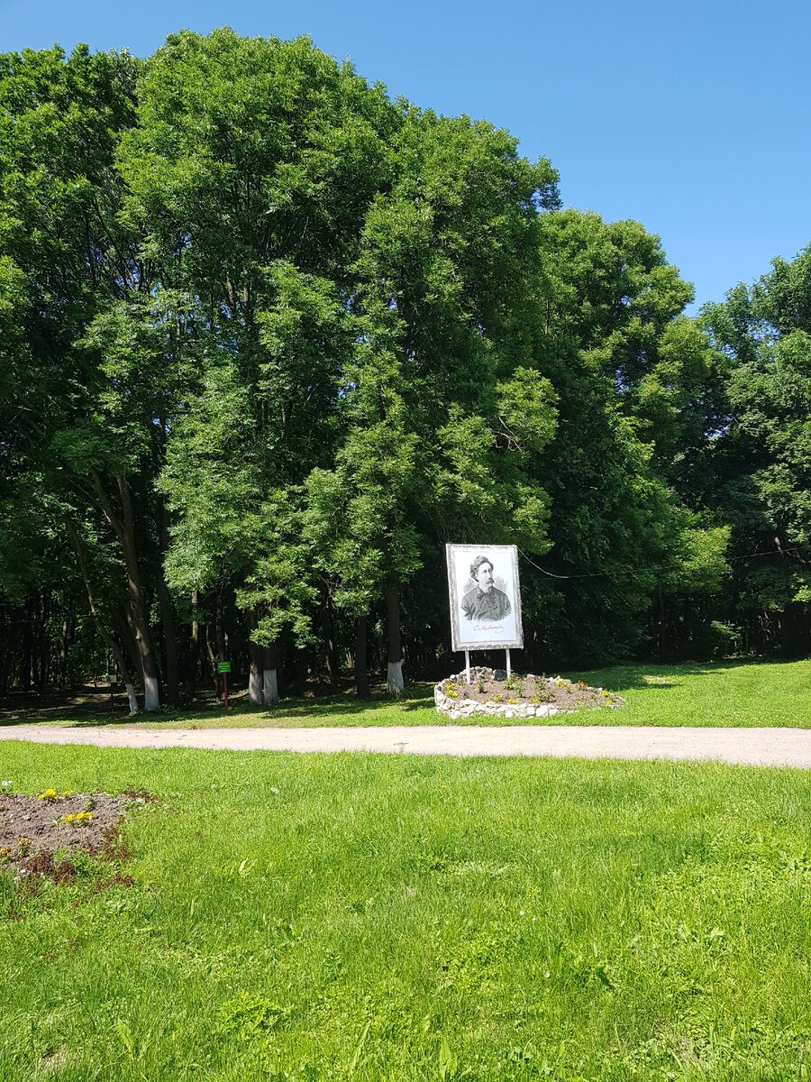 Портрет Худекова С.Н. на входе