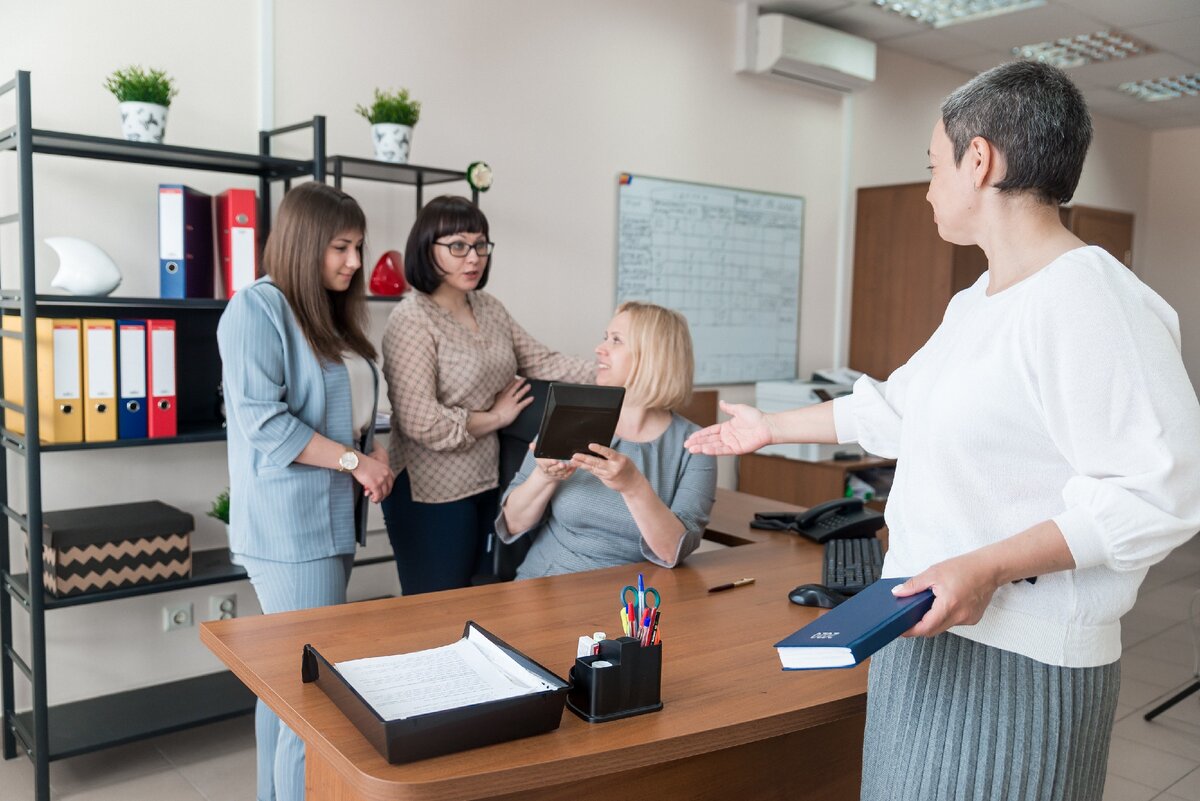 Компания сегодня. Встреча в офисе банкротство Воронеж. Компания. БАНКРОТГАРАНТ реклама. Как сэкономить на обучении.