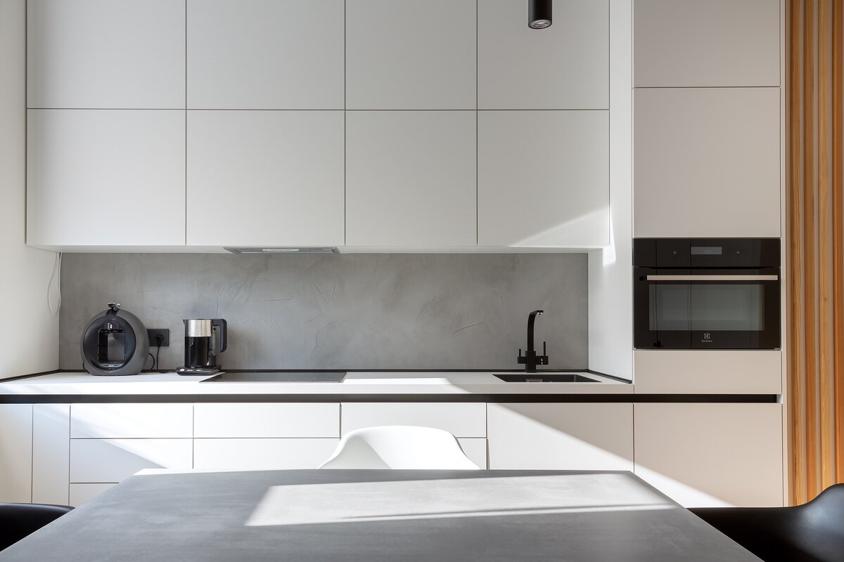 Кухня в матовом софт-тач материале с черной ручкой-профиль
