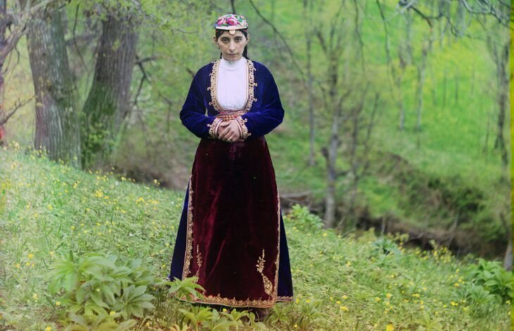 Армянка в национальном костюме позирует фотографу на холме недалеко от Артвина (нынешняя Турции) в 1910 году