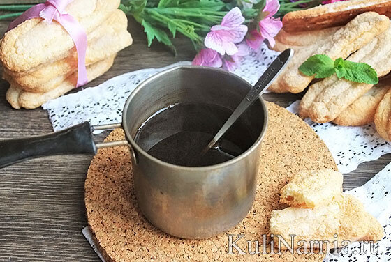 Первым делом  готовим кофе. Классический рецепт тирамису включает в свой состав именно эспрессо, но не будет ничего страшного, если вы сварите обычный крепкий кофе в турке (на 200 мл воды 2 ч. ложки кофе).  Готовый напиток остужаем.
к содержанию ↑Рецепт крема для тирамису