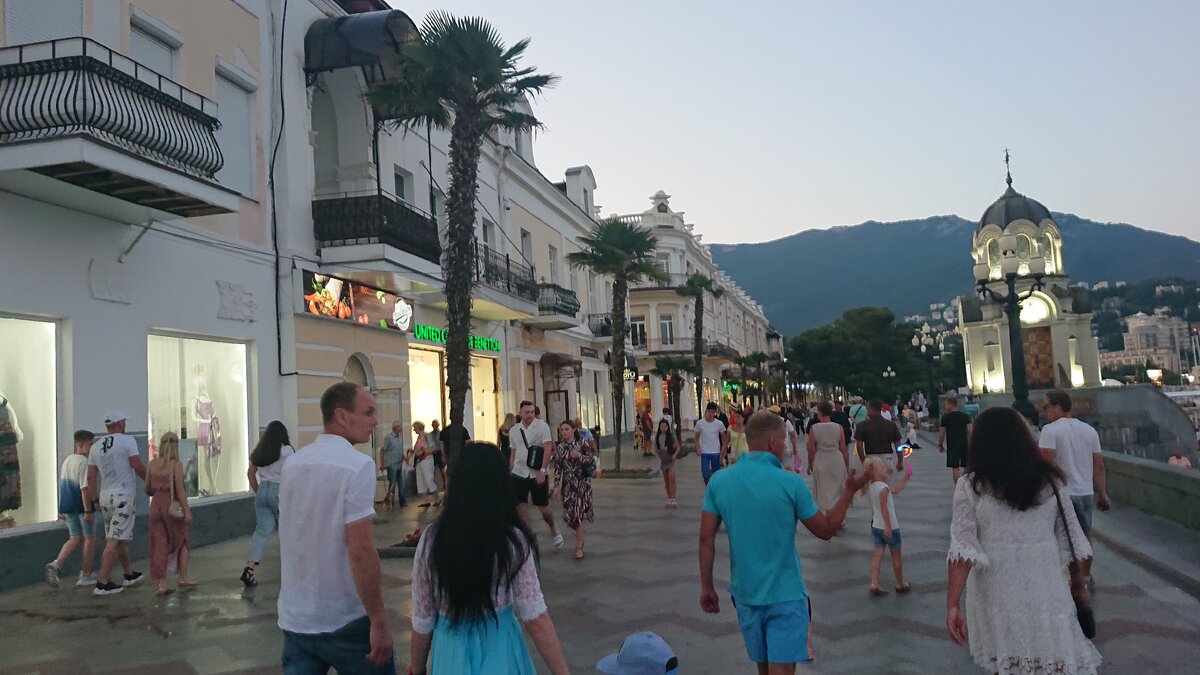 Вечером приезжие просто ходят, ходят,ходят...💃🕺 много людей.