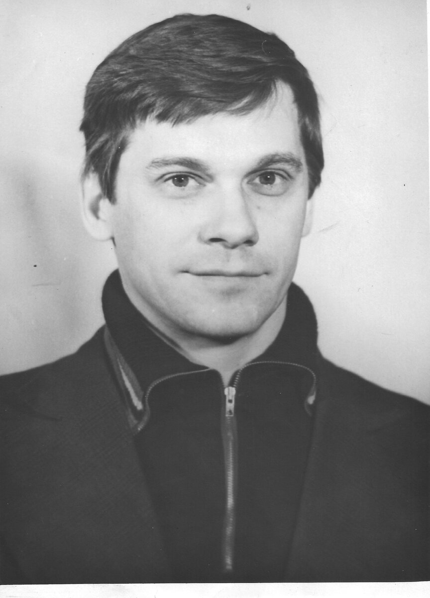 Тихомиров Евгений Алексеевич помощник посла со звёздного скопления "Стожары" ("Плеяды) Пономаренко Ивана Васильевича.