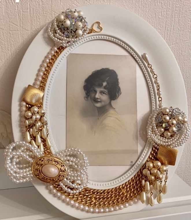 Рамка декорирована винтажными украшениями с нюансами. 