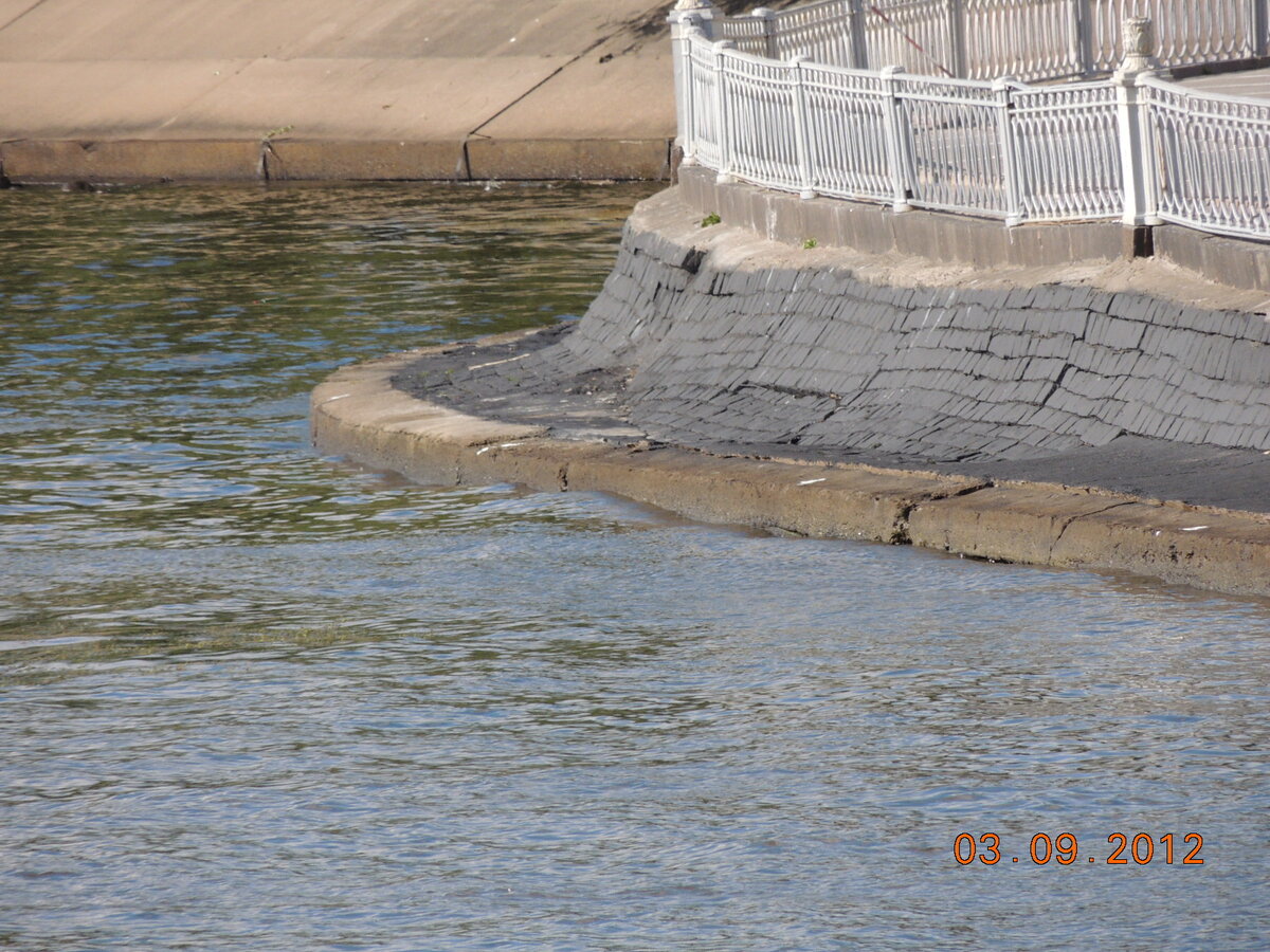 Поворотный участок набережной, вид на территорию МСА Петровский.