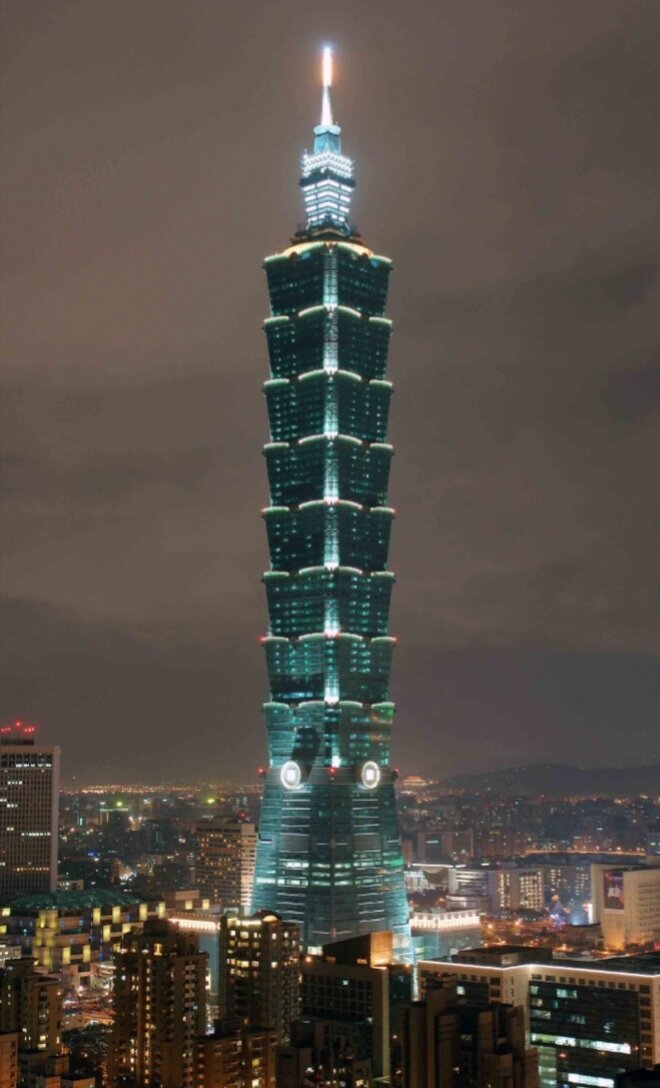 Это первый небоскреб в мире превысивший высоту в пол километра. 