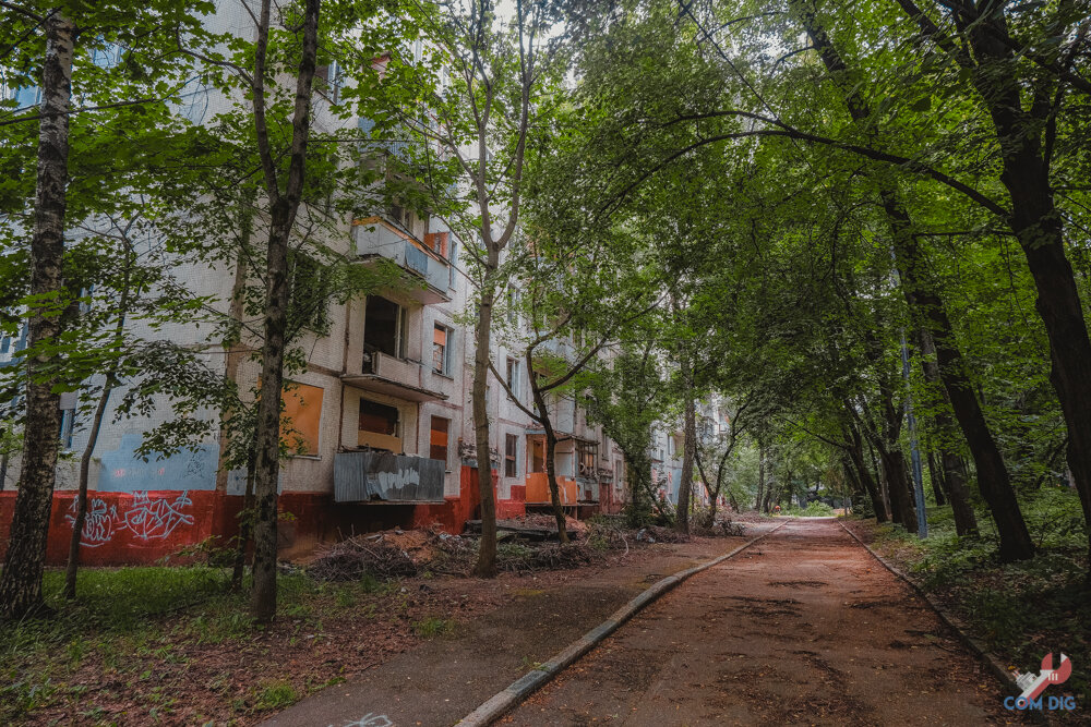 Заброшенный квартал почти в центре Москвы. Рассказываю, зачем лазаю по выселенным домам и что я там нахожу!