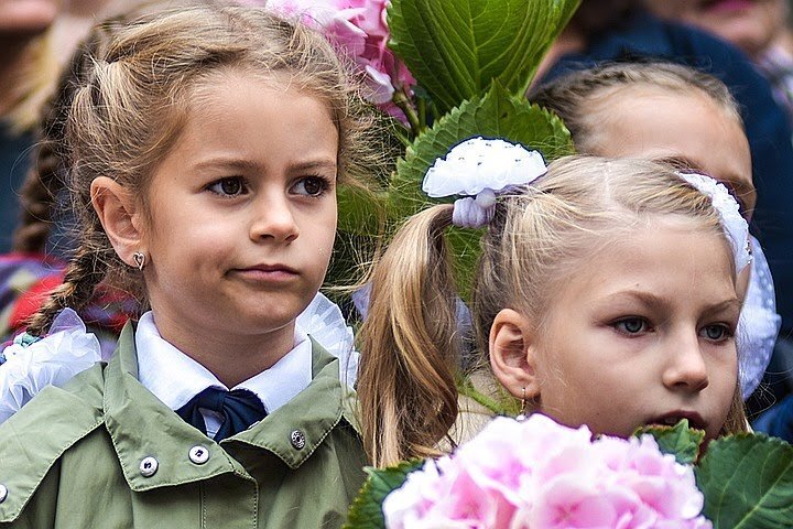 Школьникам придется отказаться от традиционных линеек на День знаний в привычном формате.