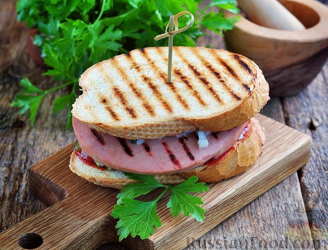 Хлеб белый - 2 куска
Колбаса вареная - 1 большой кружок
Лук репчатый белый - 0,5 шт.
Огурец маринованный - 1 шт.
Кетчуп - 1 ст. ложка
Горчица сладкая - 1 ч. ложка
Перец черный молотый - по вкусу