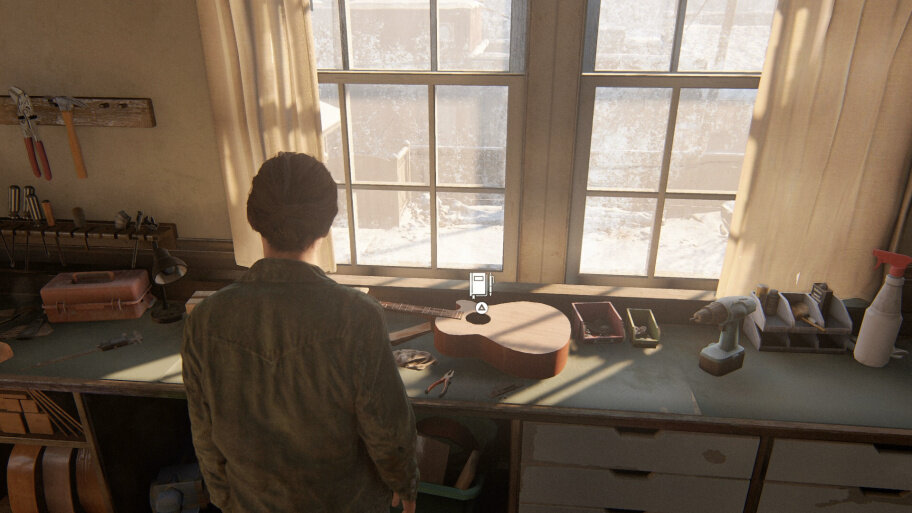 Прежде чем Элли отправится в Сиэтл, она захочет забрать кое-что из дома Джоэла. Внутри вы можете взаимодействовать с различными предметами, которые отсылают нас к первой игре и заполняют некоторые пробелы в сюжете двух частей. Три из них – коллекционки, но одну из них нельзя упустить. Взаимодействуйте с кружкой на кухне, чтобы получить журнальную запись. Второй предмет – еще одна журнальная запись. Взгляните на гитару в верхней комнате. Последний артефакт, который нельзя упустить, лежит в красной коробке на кровати, в верхней комнате. Захватив его, осмотритесь, а затем спуститесь вниз и поговорите с Марией.Можете осмотреть гитару.