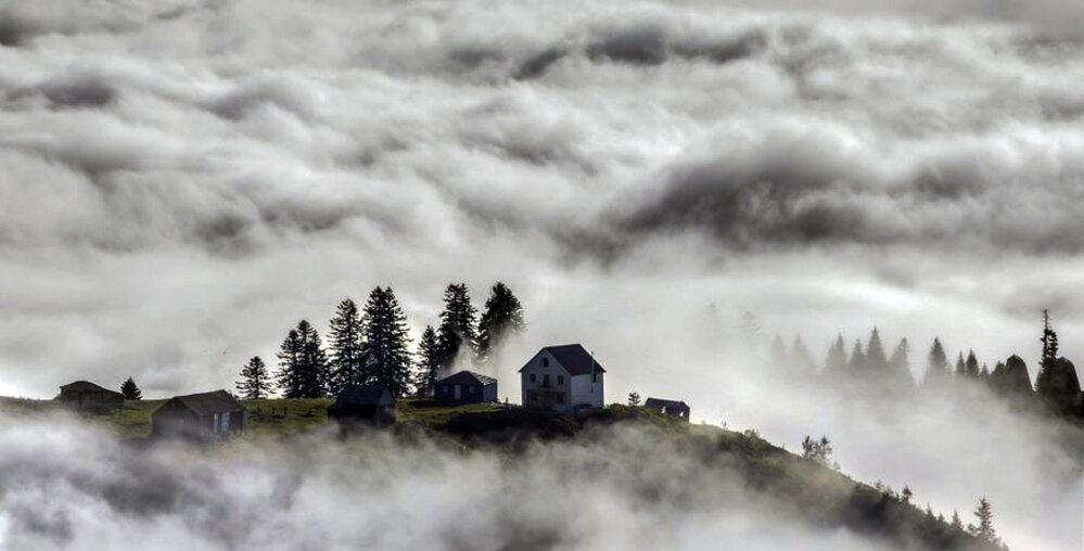 Высота небольшого туристического лагеря - 2100 метров. Конечно, лучше остаться на ночь и сделать кучу фотографий, и не забыть поставить на штатив телефон и камеру в режим "отрезок времени" - будет очень крутое видео. :) А как здорово откушать шашлык с грузинским вином и с видами звёздного неба. Вах, вах))).