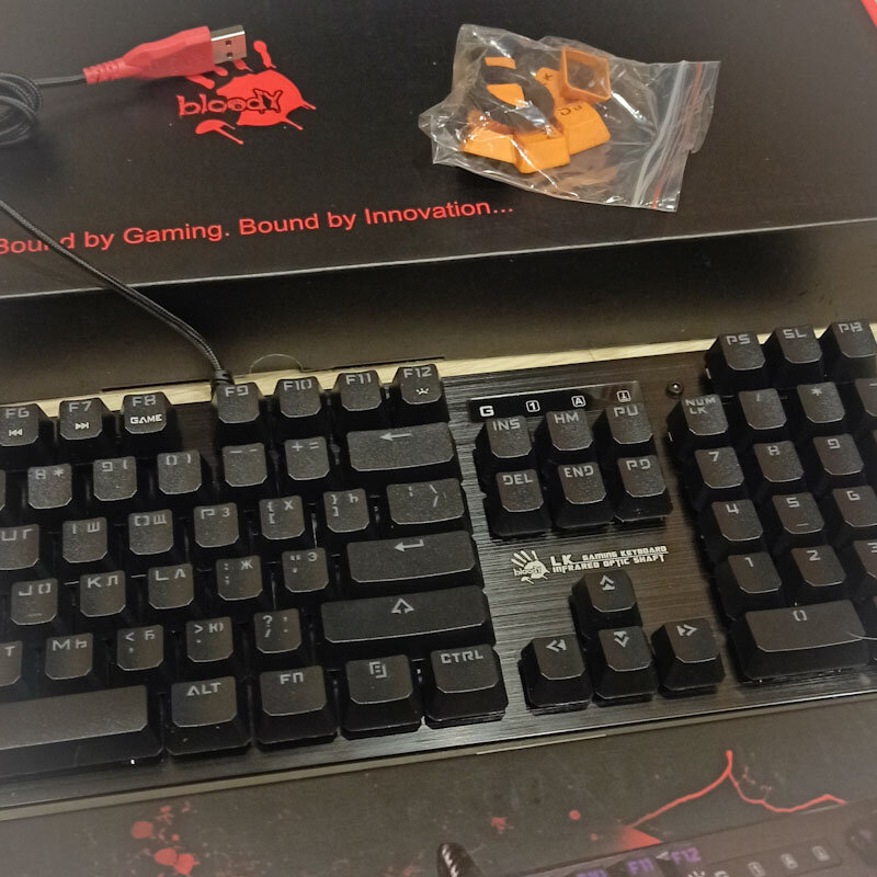 На механических переключателях, красных, не очень шумная