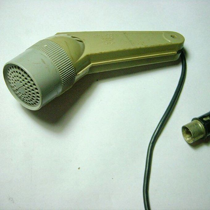 Советский микрофон, который больше напоминает электрический фен для волос 
