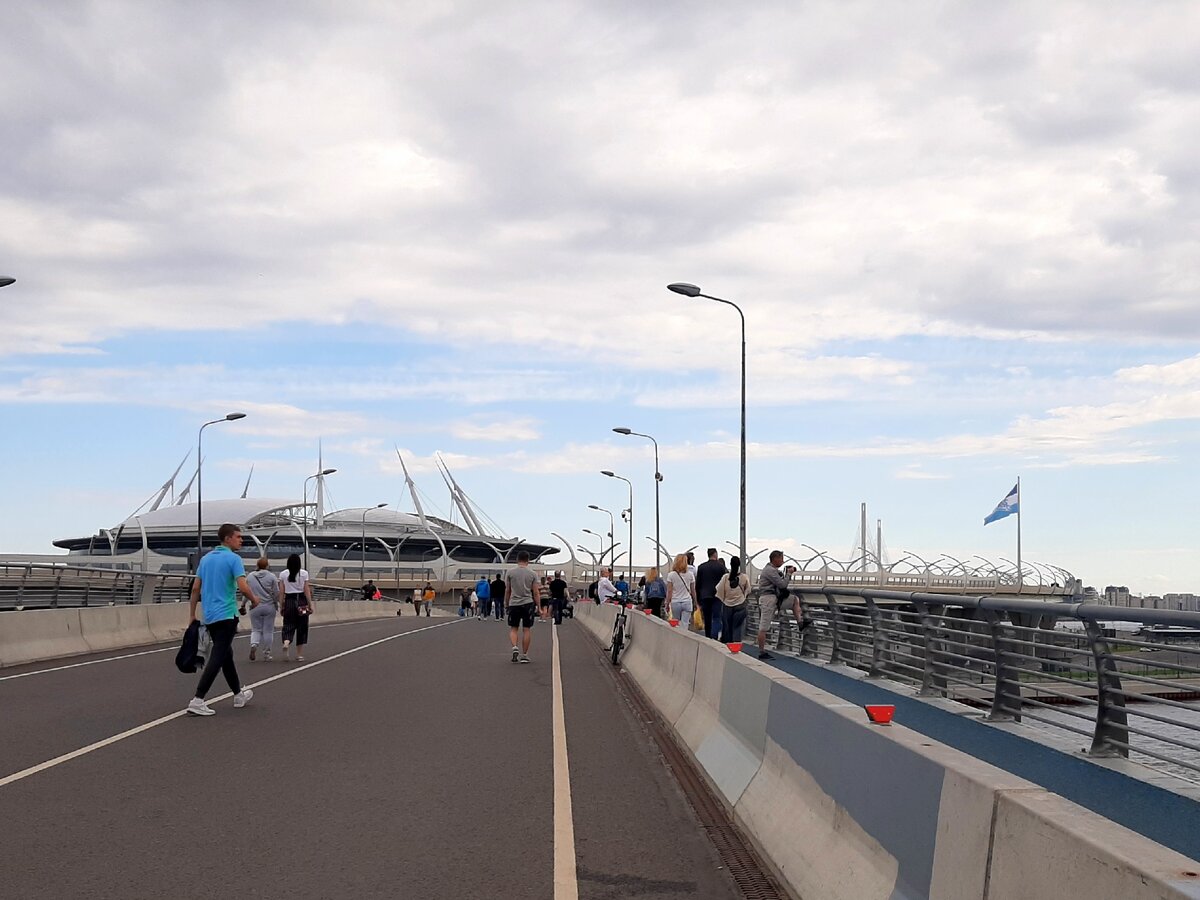 С Яхтенного моста видно, что флаг действительно очень высоко