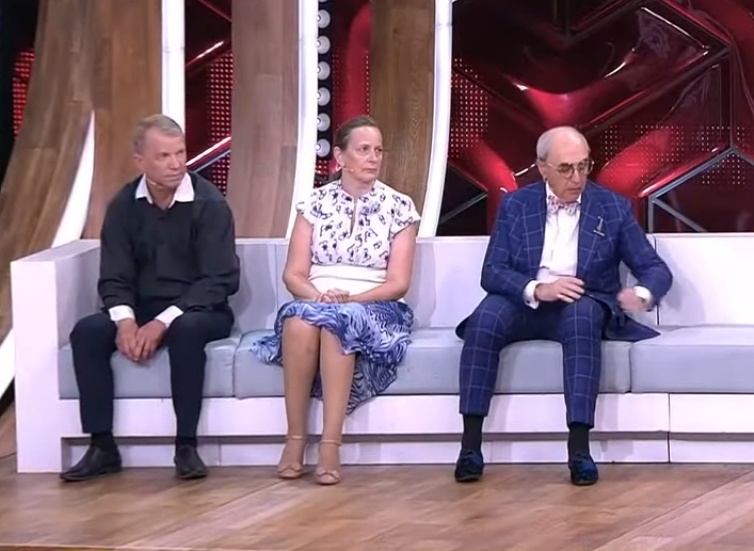 Кадр из передачи "Прямой эфир". Адвокат с потерпевшими 