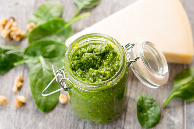 https://the-challenger.ru/wp-content/uploads/2016/01/pesto-sauce-1-800x533.jpg