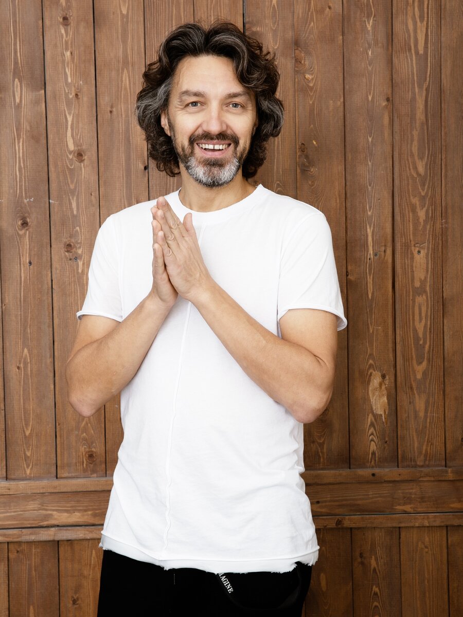 Приветствую тебя, дорогой Друг! Меня зовут Родион Мамонтов. Я бизнес-ментор, наставник личностного и духовного роста, создатель Сообщества Развития Осознанности ISY, основатель первой в Восточной Европе сети концептуальных мультибрендовых магазинов LEFORM.