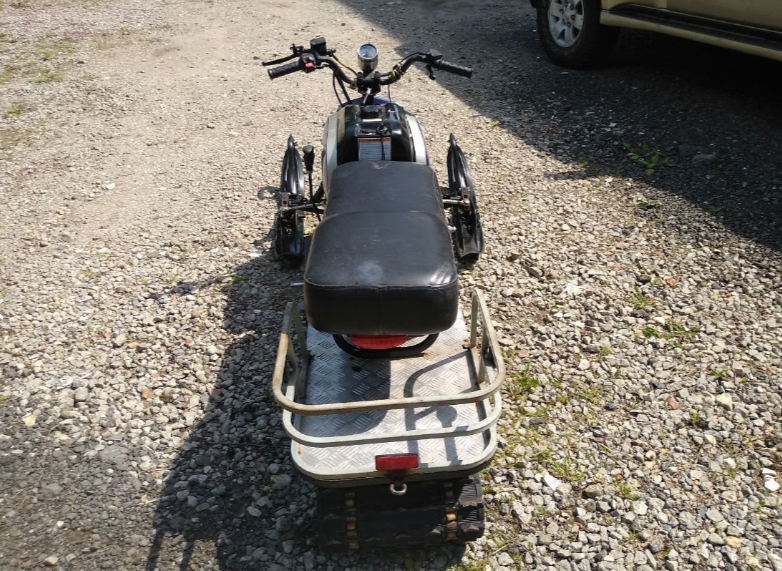 Имеет на борту топливный бак объемом 5 литров , заправляется это чудо техники АИ-92 , высота по седлу составляет 600 мм, передняя подвеска независимая - маятниковая. Передача  крутящего момента на гусеницу  через цепь .