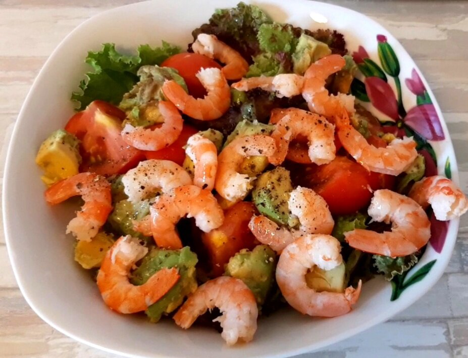 Салат с креветками и авокадо. Фото автора.