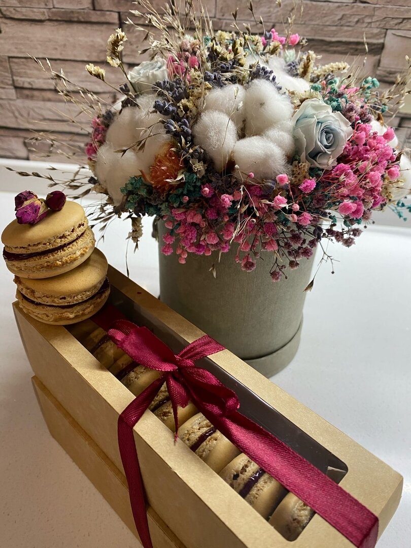 Нежное-нежное безе, хрустящее  миндальное печенье с ежевичным ганашем.