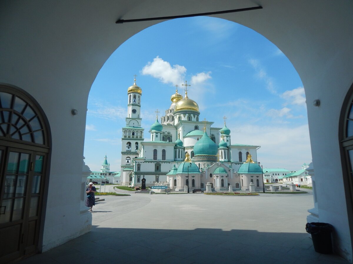 Вид на Воскресенский собор в Новом Иерусалиме. Собор - точная копия Храма Гроба Господня в Палестине (фото автора)