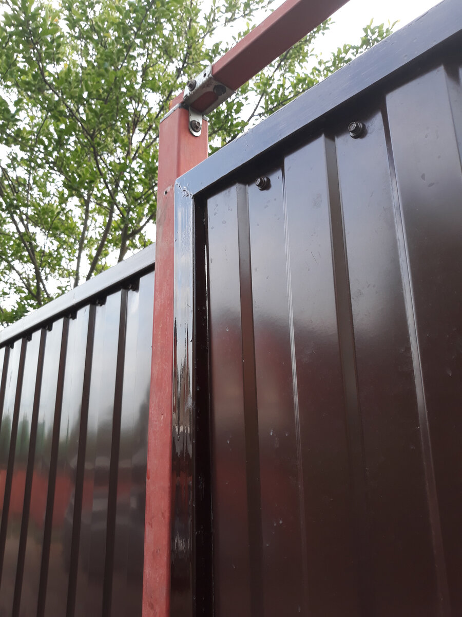 Угол с запилом под 45 градусов. Обратите внимание, профлист внутри как и ворот