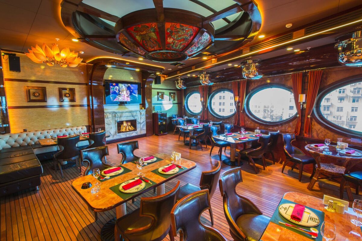 Несмотря на свое название, ресторан «Лодка» оформлен в стиле роскошной яхты. Здесь подают блюда паназиатской кухни и можно приятно провести время, наслаждаясь превосходным интерьером. 