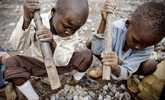 К примеру, для электробатарей нужен кобальт. 60% его добычи приходится на Конго, где в шахтах до сих пор используется детский труд.  Источник фото: mediavektor.org