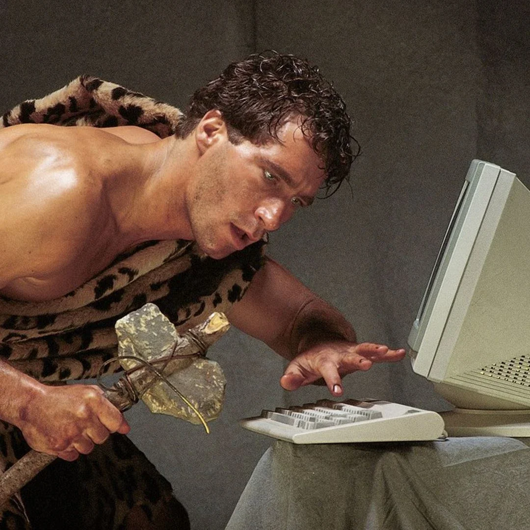 В интернете можно увидеть. Парень сидит за компьютером. Неандерталец и компьютер. Первобытный человек за компом. Древний человек за компьютером.