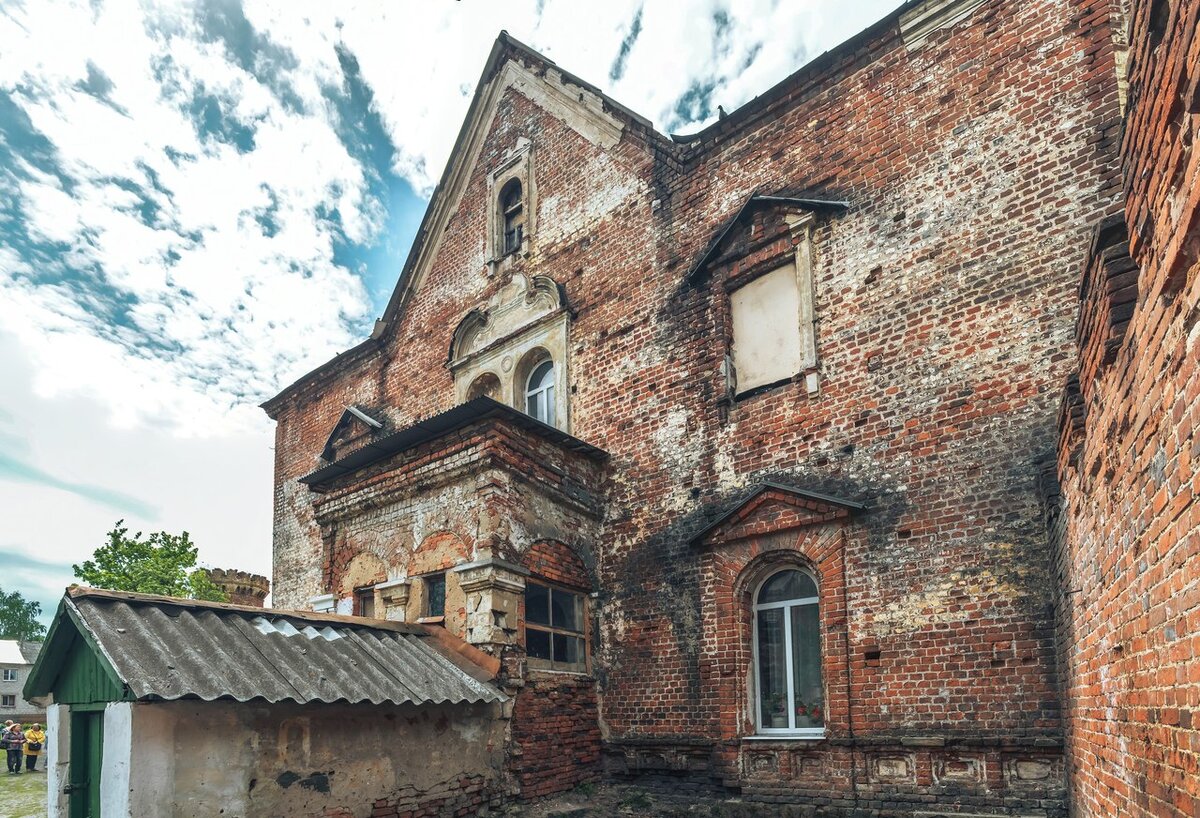 Здание школы, стоят пластиковые окна