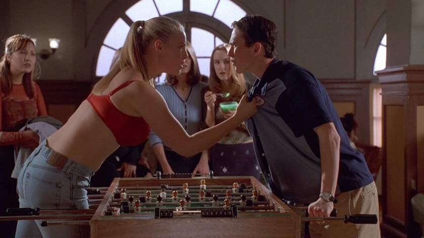 Кадр из фильма "100 девчонок и одна в лифте"  2000. 