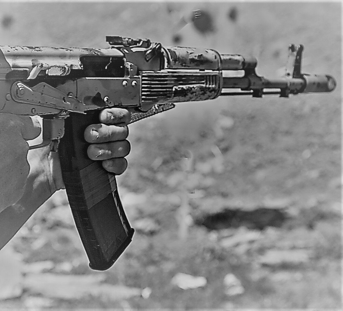 просто картинка с калашом и пустыней из свободных источников