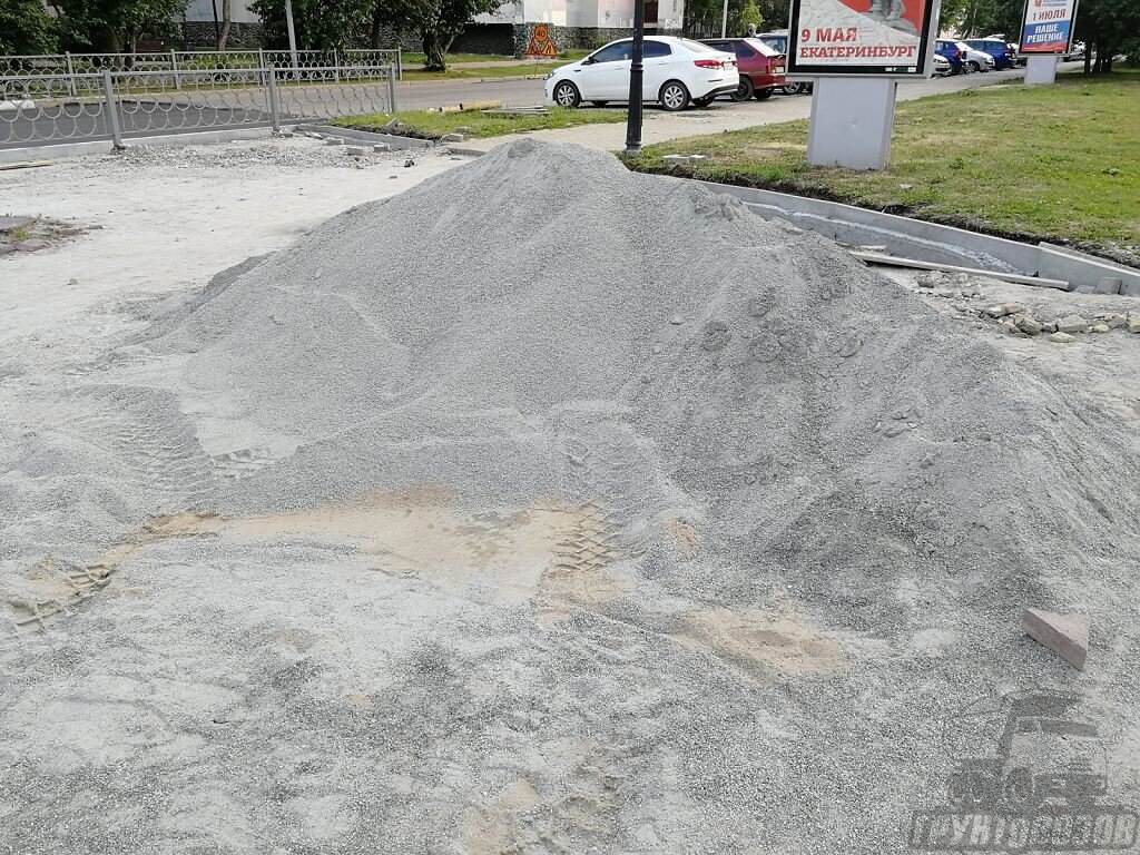 Укладка тротуарной плитки на отсев. Отсев гранитный под брусчатку. Отсев под тротуарную плитку. Плитка с отсевом. Отсев для тротуарной плитки.