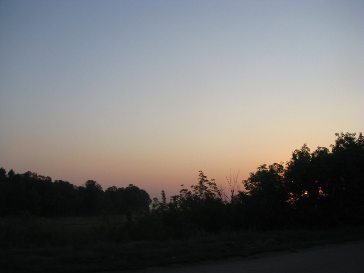 Светает. Горизонт розовеет. Фото автора
